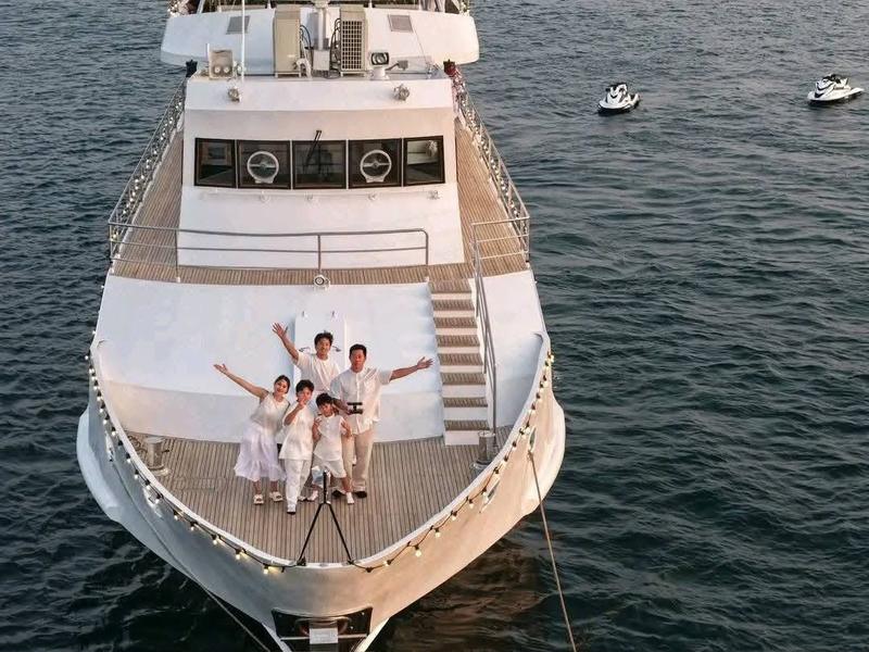 Couple with arms raised on the bow