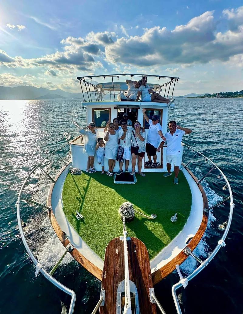 Guests on the bow at anchor